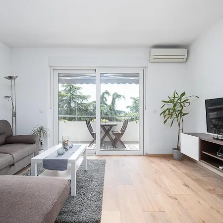 Massa 200 M To The Apartman Porec