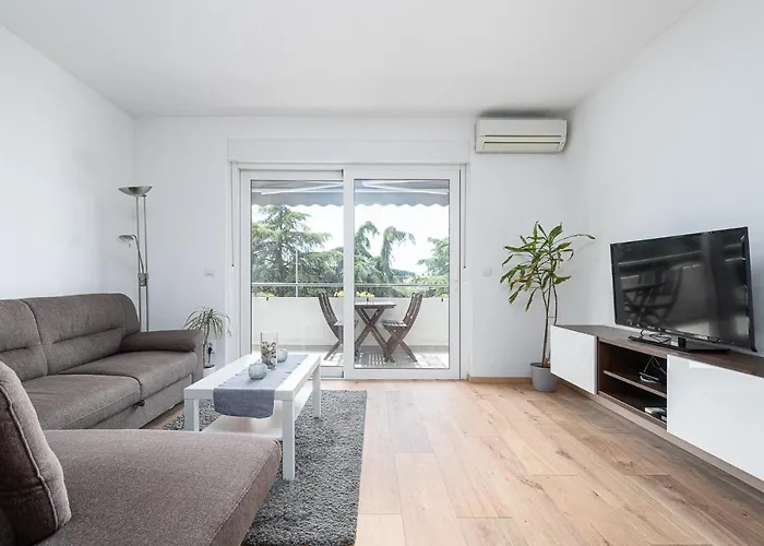 Massa 200 M To The Apartman Porec