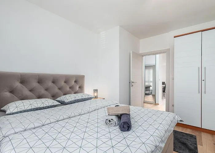 Massa 200 M To The Apartman Porec