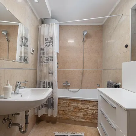 Apartment Massa 200 M To The Porec