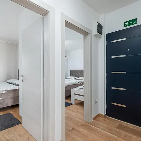 Apartment Massa 200 M To The Porec