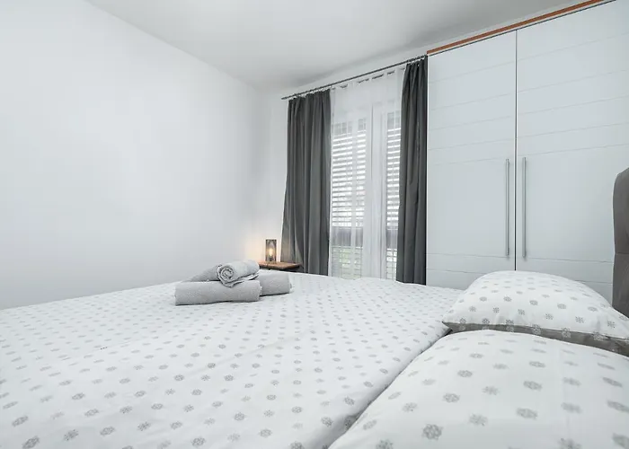 アパート Massa 200 M To The *